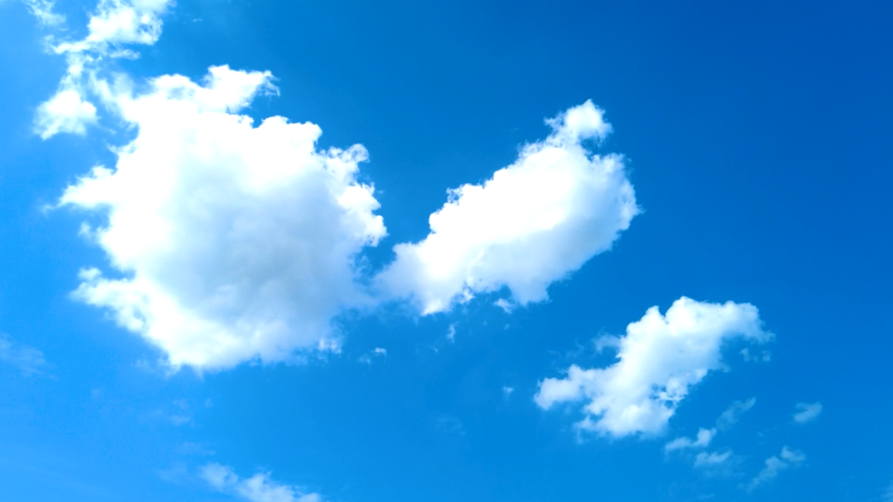 1080P延时拍摄蓝天白云天空空镜视频的预览图