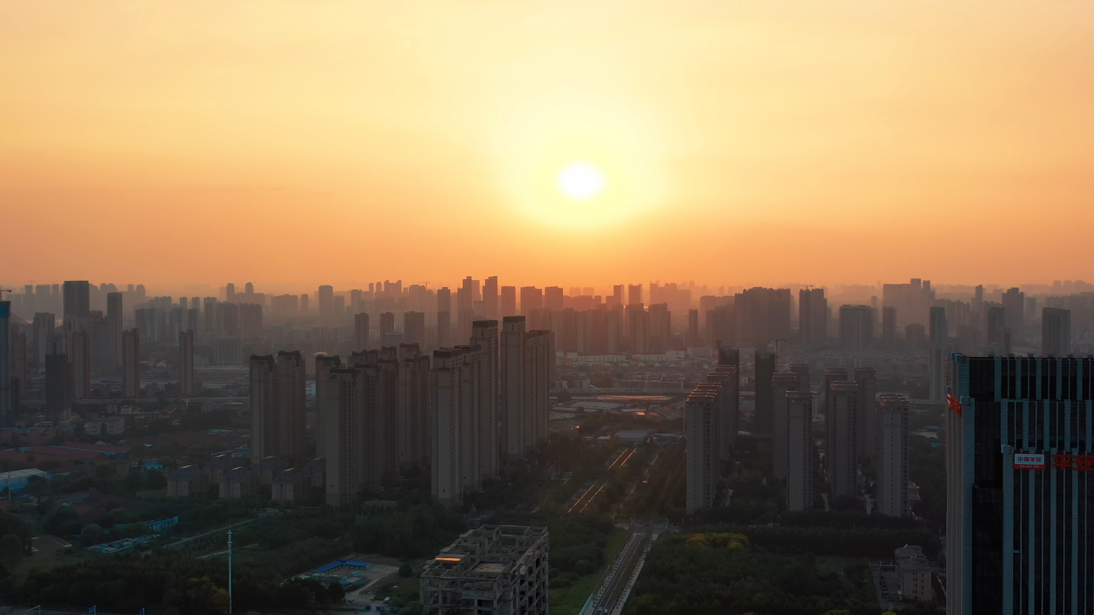 4K武汉城市建筑金黄的太阳日落实拍视频视频的预览图