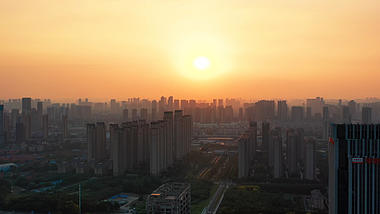 4K武汉城市建筑金黄的太阳日落实拍视频视频的预览图