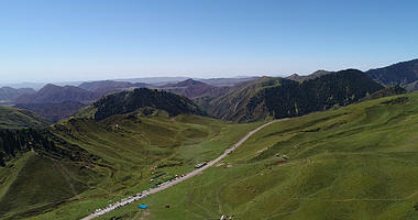 新疆天山脚下草原4K航拍视频的预览图