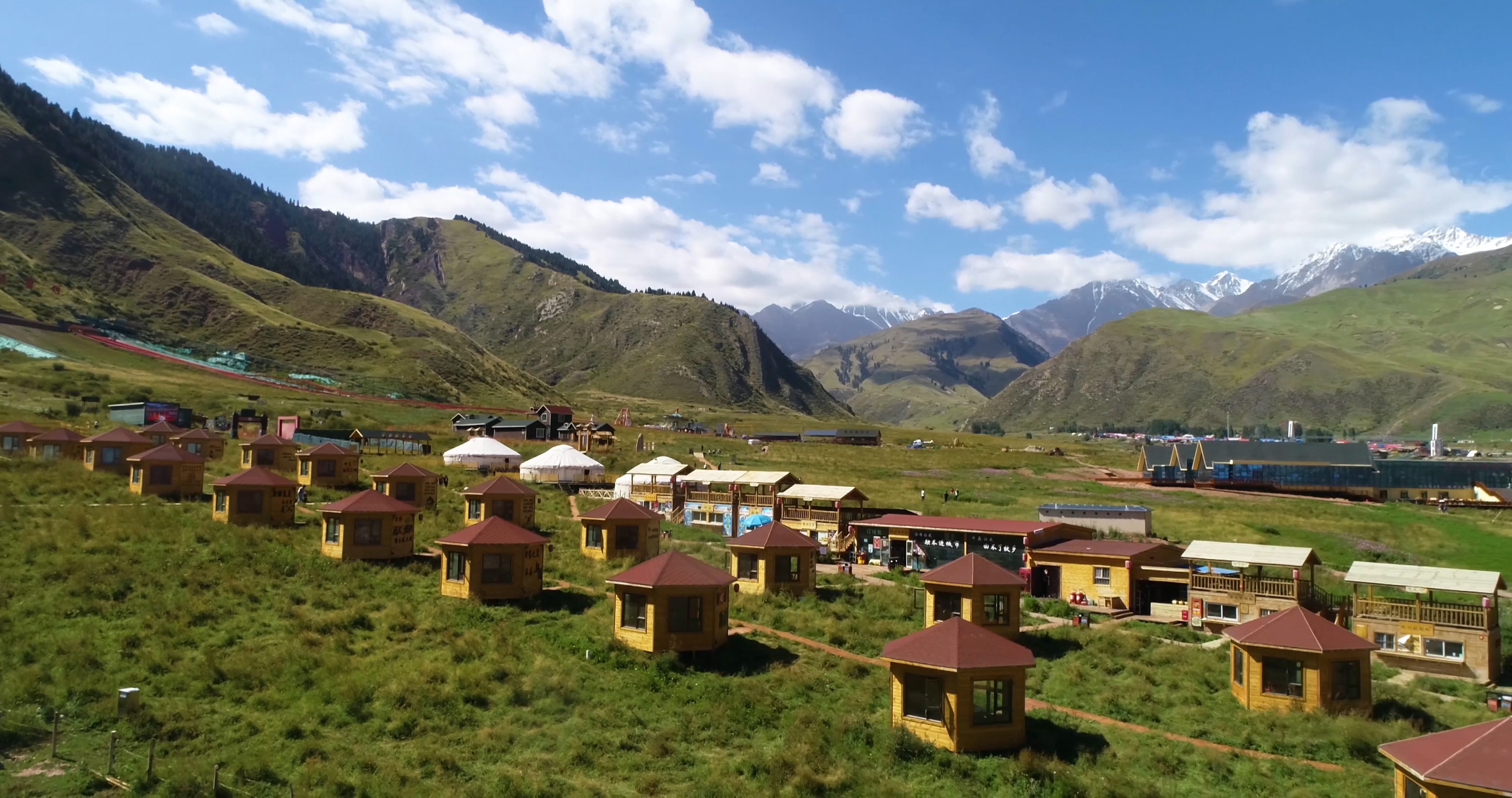 新疆天山脚下景区露营基地4K航拍视频的预览图