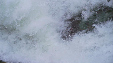 4k实拍瀑布湍急的水流升格视频的预览图