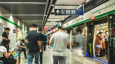 4K实拍城市交通地铁人流延时摄影视频的预览图