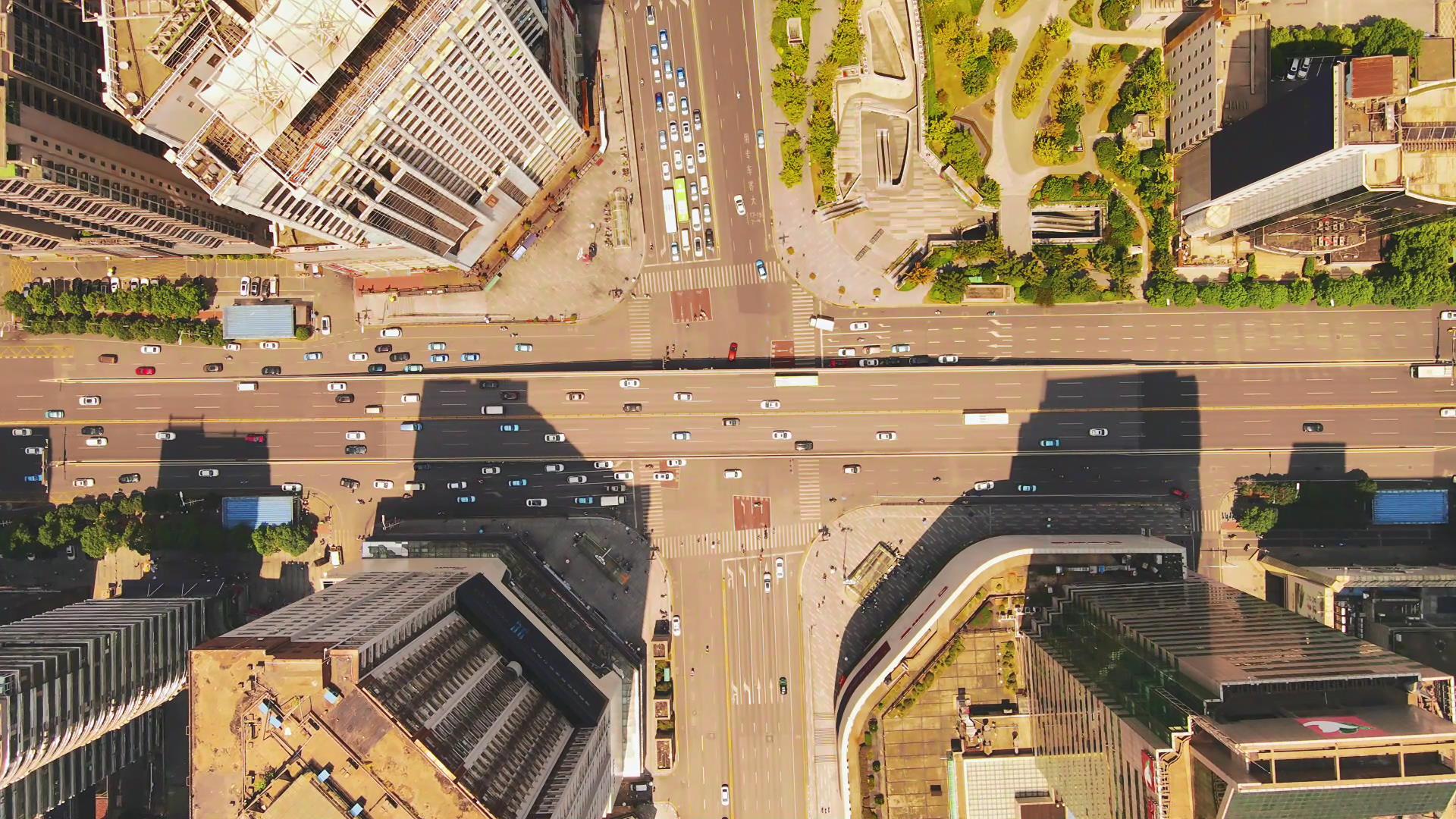 4K航拍城市大道十字路口繁忙交通景象视频的预览图