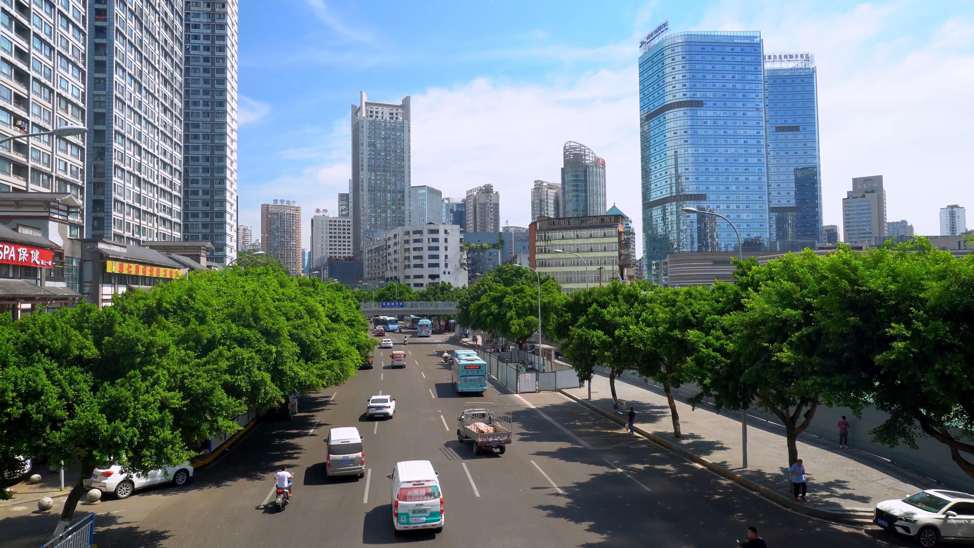 4K实拍蓝天下的城市风光视频素材视频的预览图