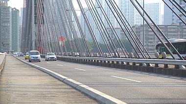 4K实拍大桥上的车流视频素材视频的预览图