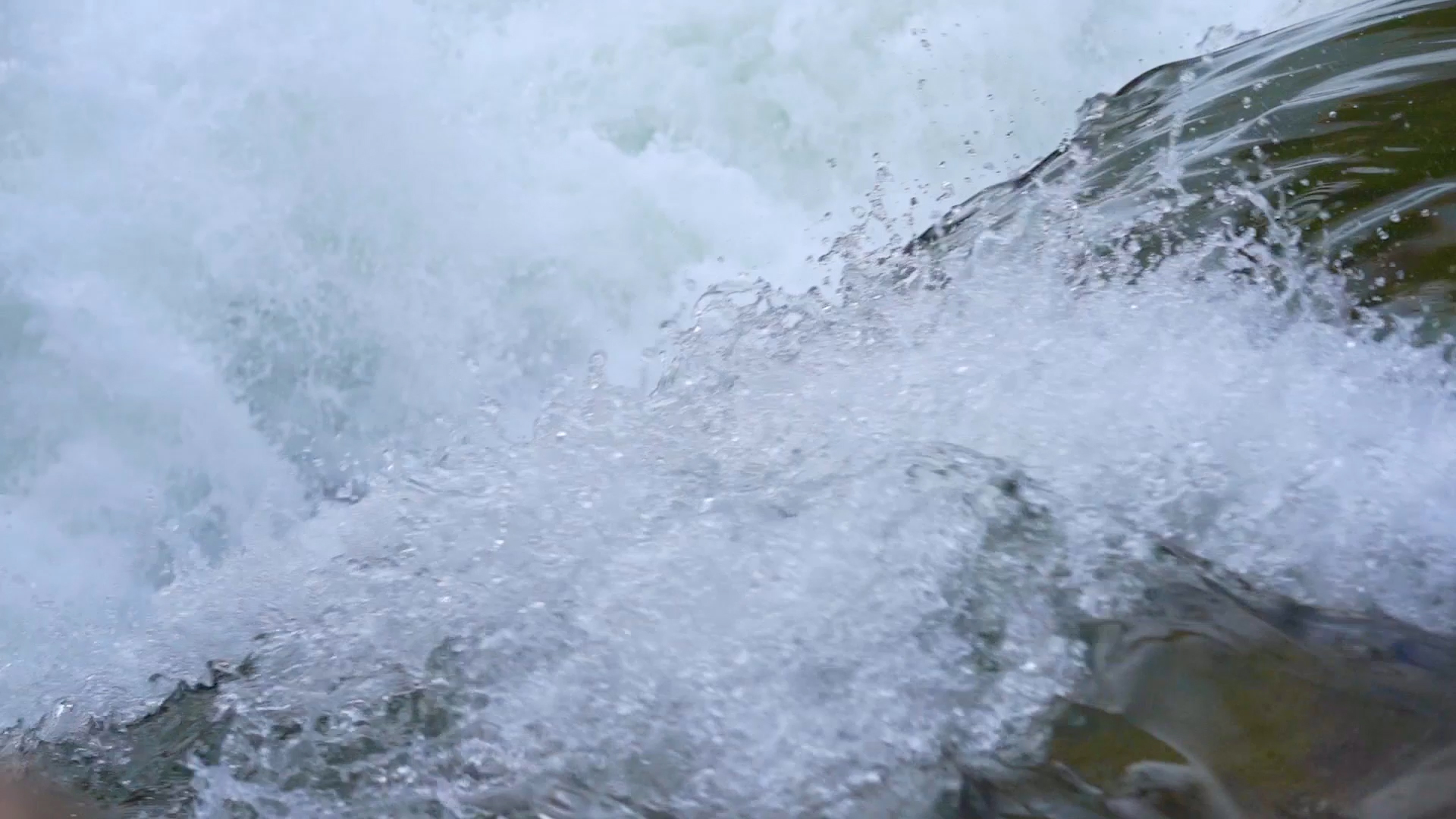 4k实拍奔腾的水流瀑布河流视频的预览图