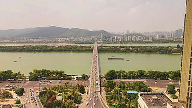 4K航拍湖南长沙湘江橘子洲大桥车水马龙视频的预览图