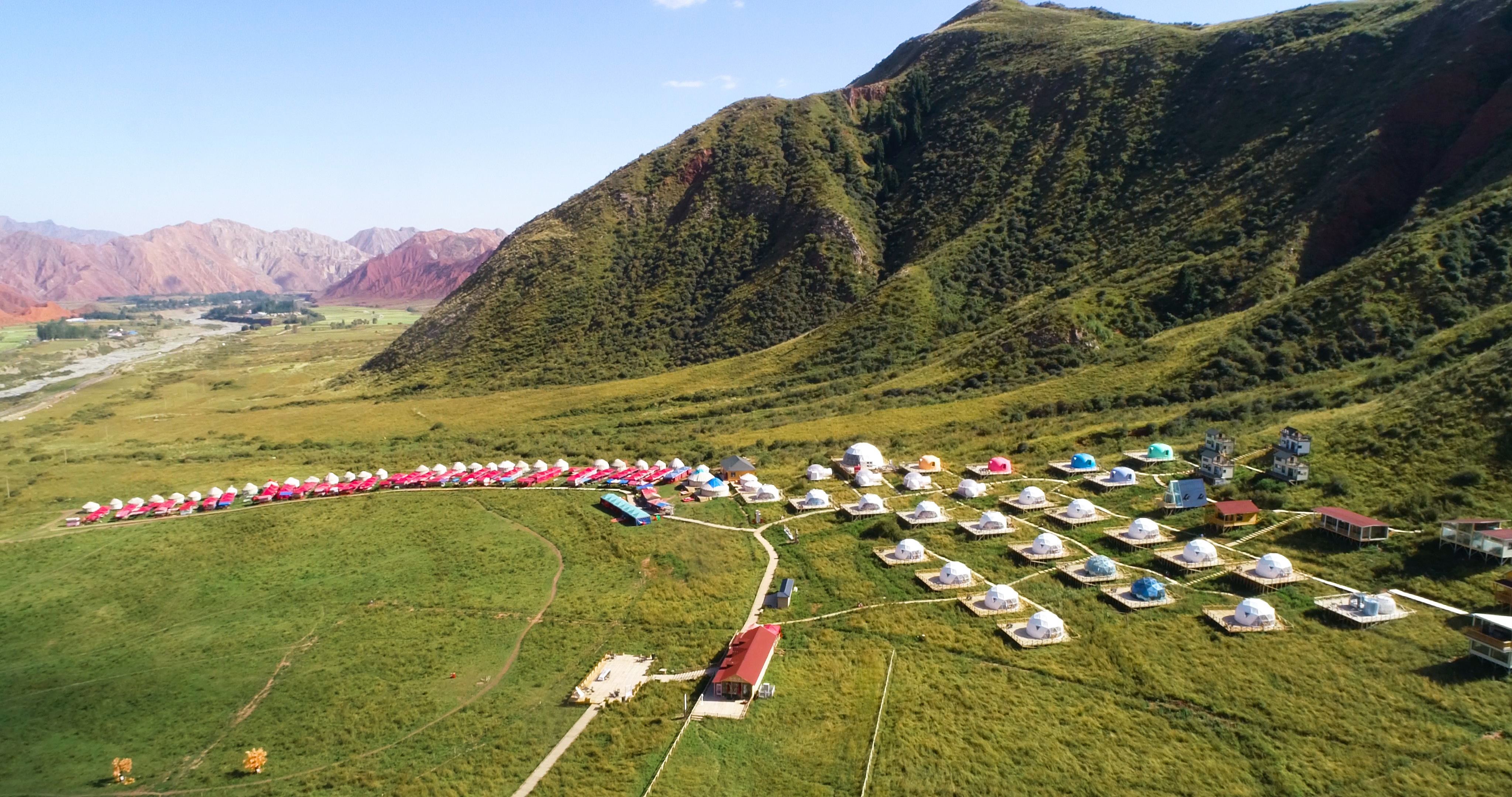新疆天山脚下景区蒙古包4K航拍视频的预览图