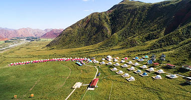 新疆天山脚下景区蒙古包4K航拍视频的预览图