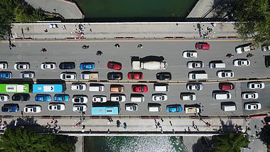 4K俯拍城市大桥堵车实况车水马龙车流实况视频的预览图