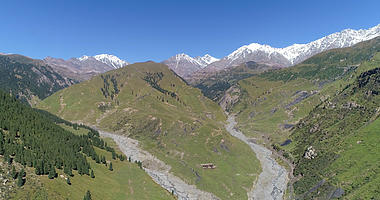 新疆天山山脉4K航拍视频的预览图
