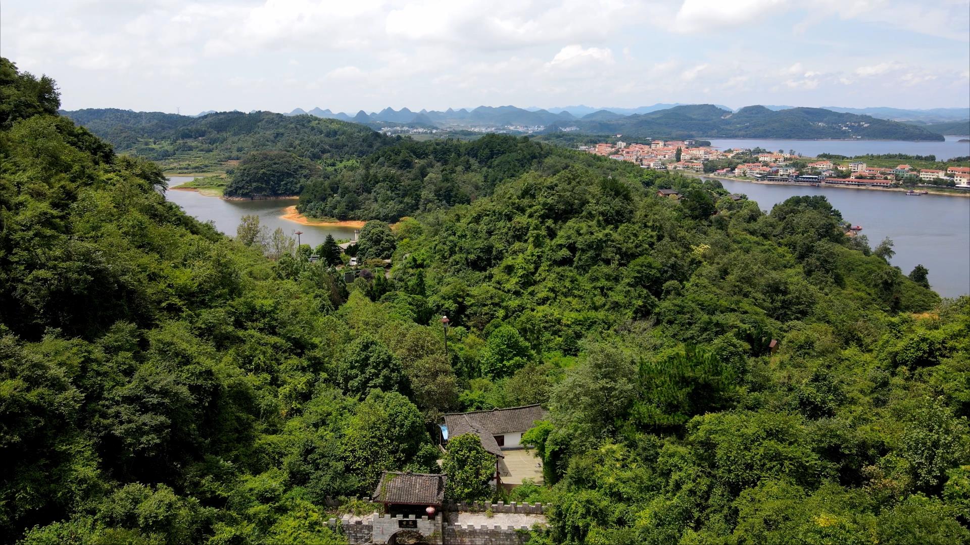 4K航拍旅游景点岛屿湖面秋天的风景视频的预览图