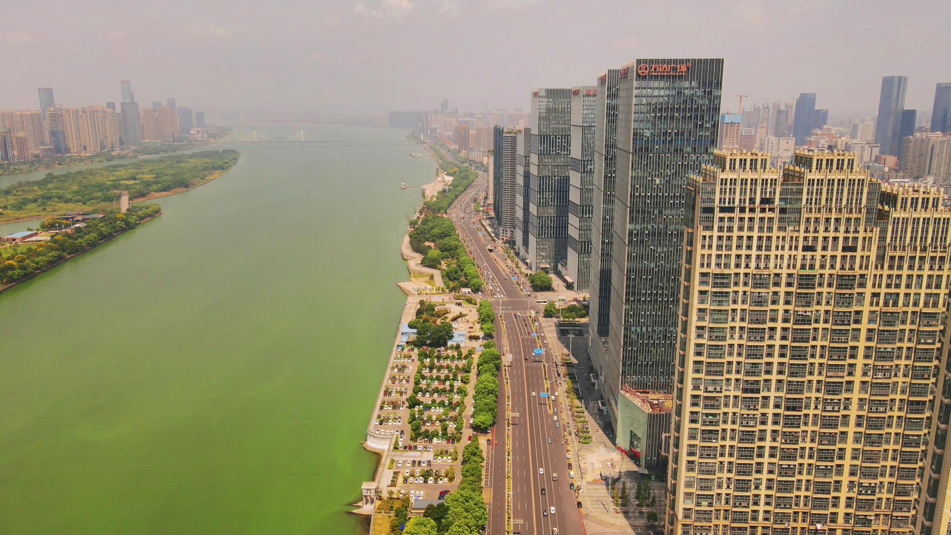 4K航拍湖南长沙湘江中路商业街视频的预览图
