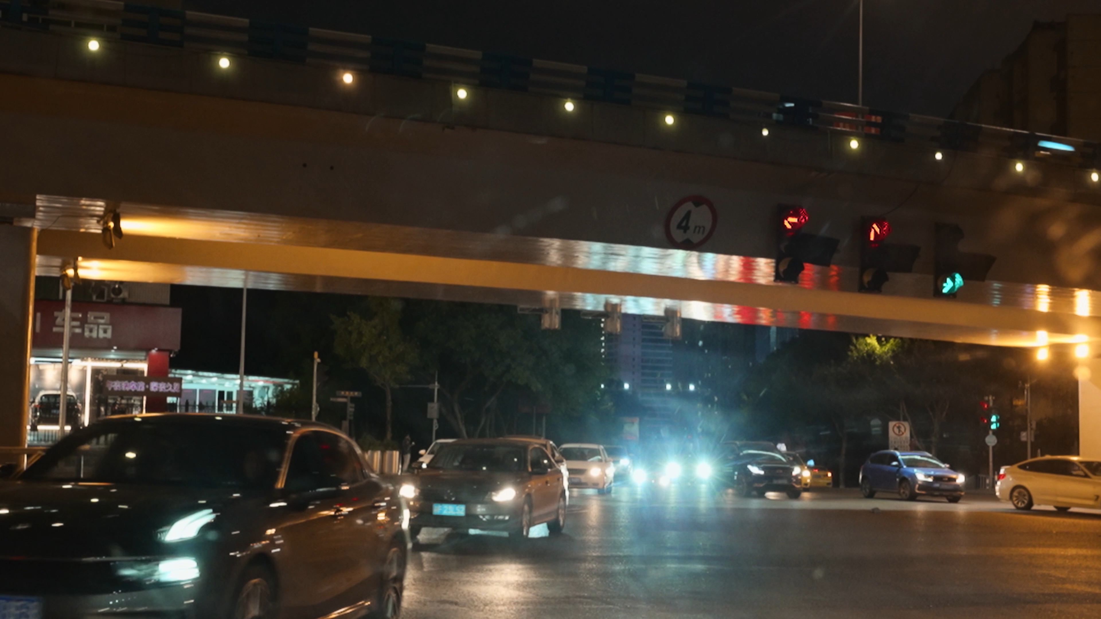 4k夜晚城市十字路口络绎不绝行驶的车流视频的预览图