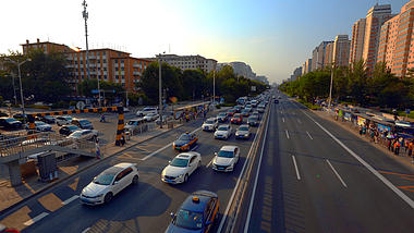 4K实拍北京朝阳路二环夕阳极速车流视频的预览图