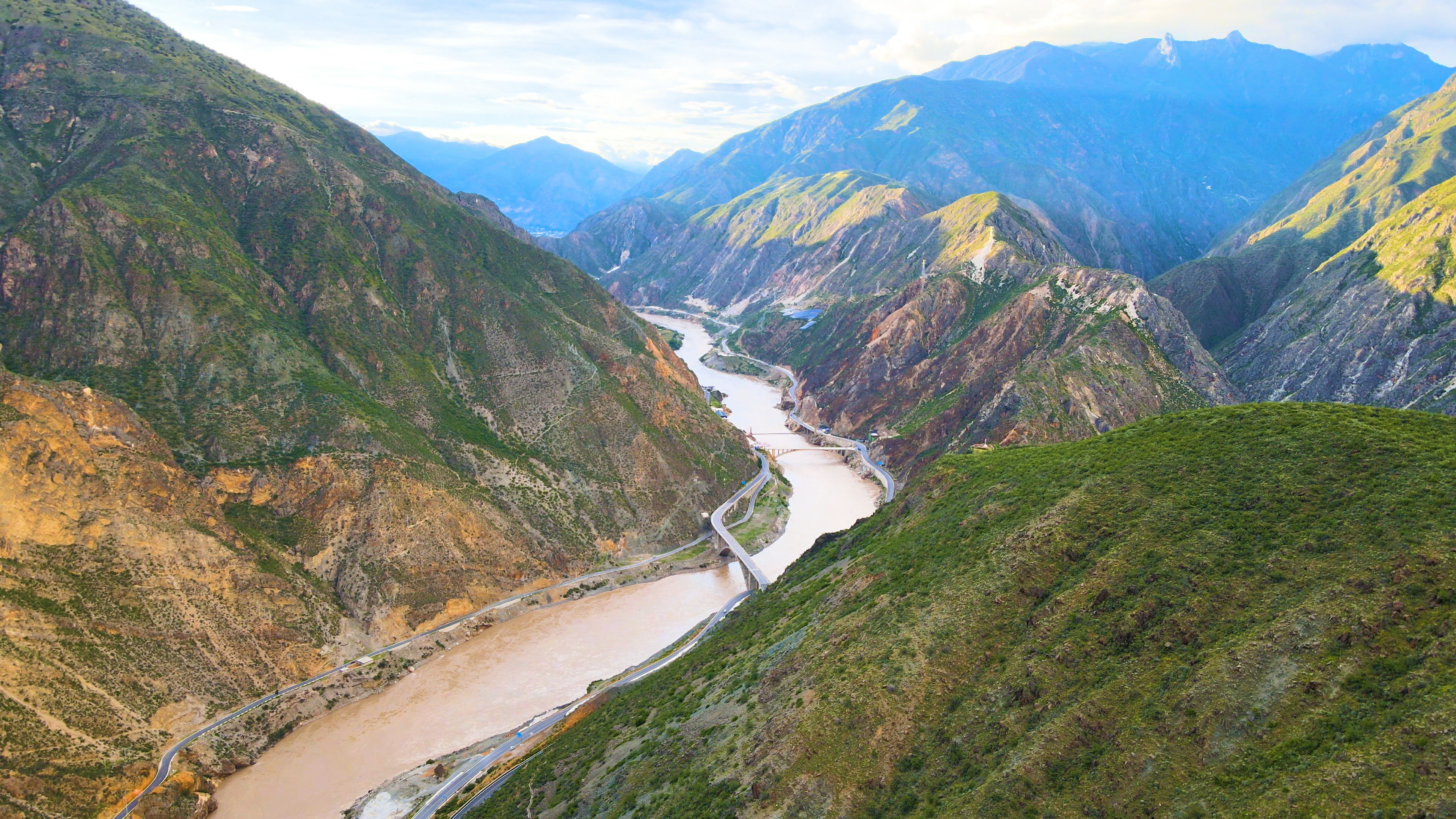 4K航拍中国金沙江峡谷河流山脉视频的预览图