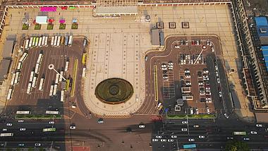 4K航拍车水马龙的长沙火车站广场视频的预览图