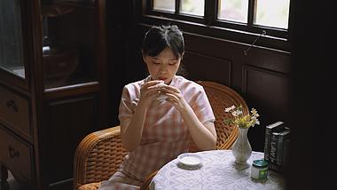 4k民国风旗袍美女喝茶品茶中国风人像视频的预览图
