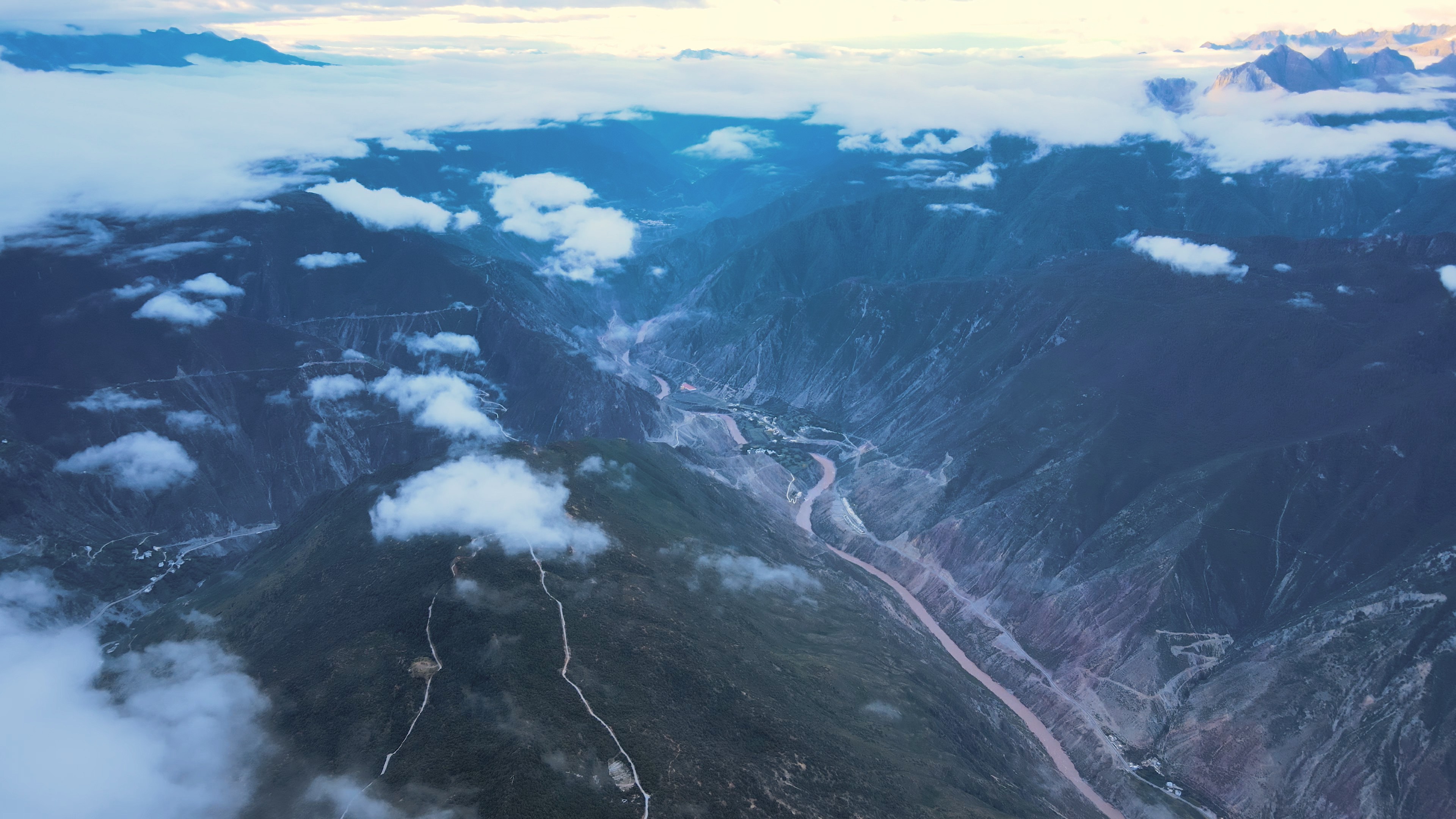 4K航拍中国澜沧江云雾缭绕视频的预览图