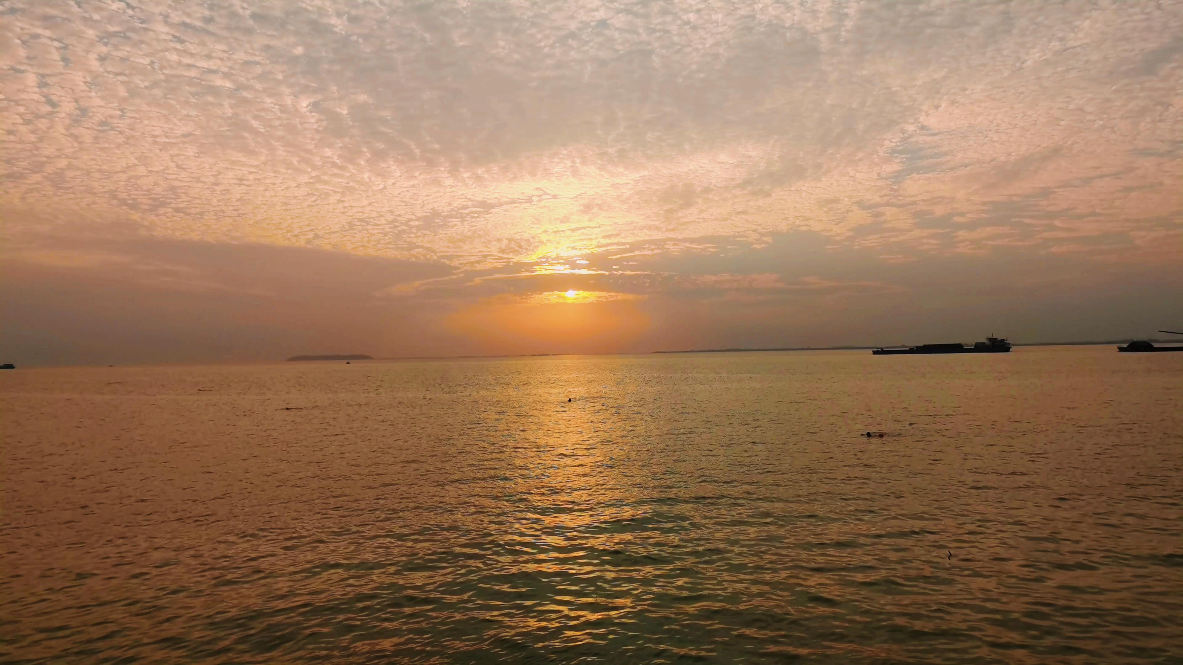 4K实拍金色湖面夕阳晚霞延时摄影视频的预览图