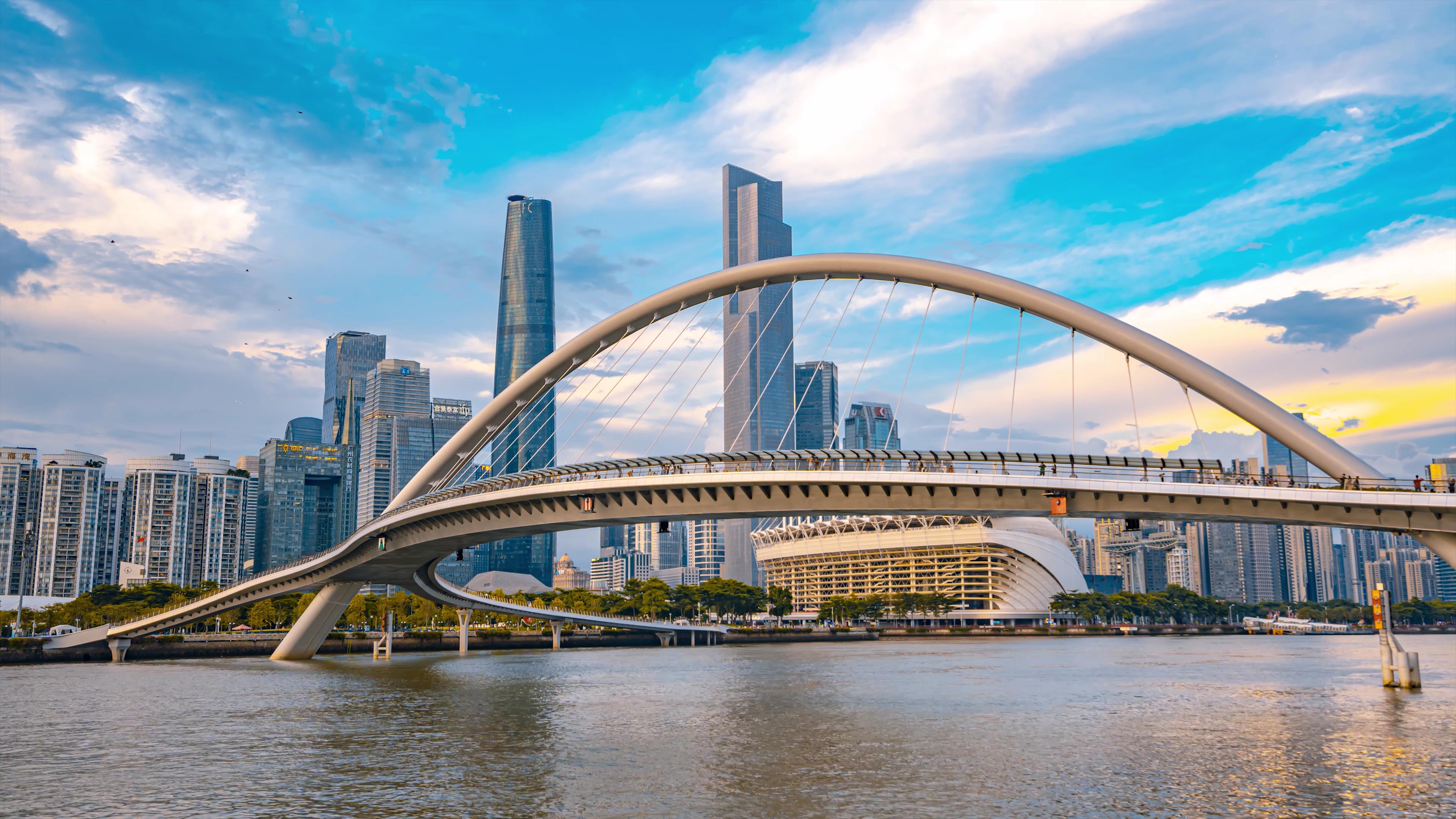 8K城市延时广州海心桥城市蓝天大气风光视频的预览图