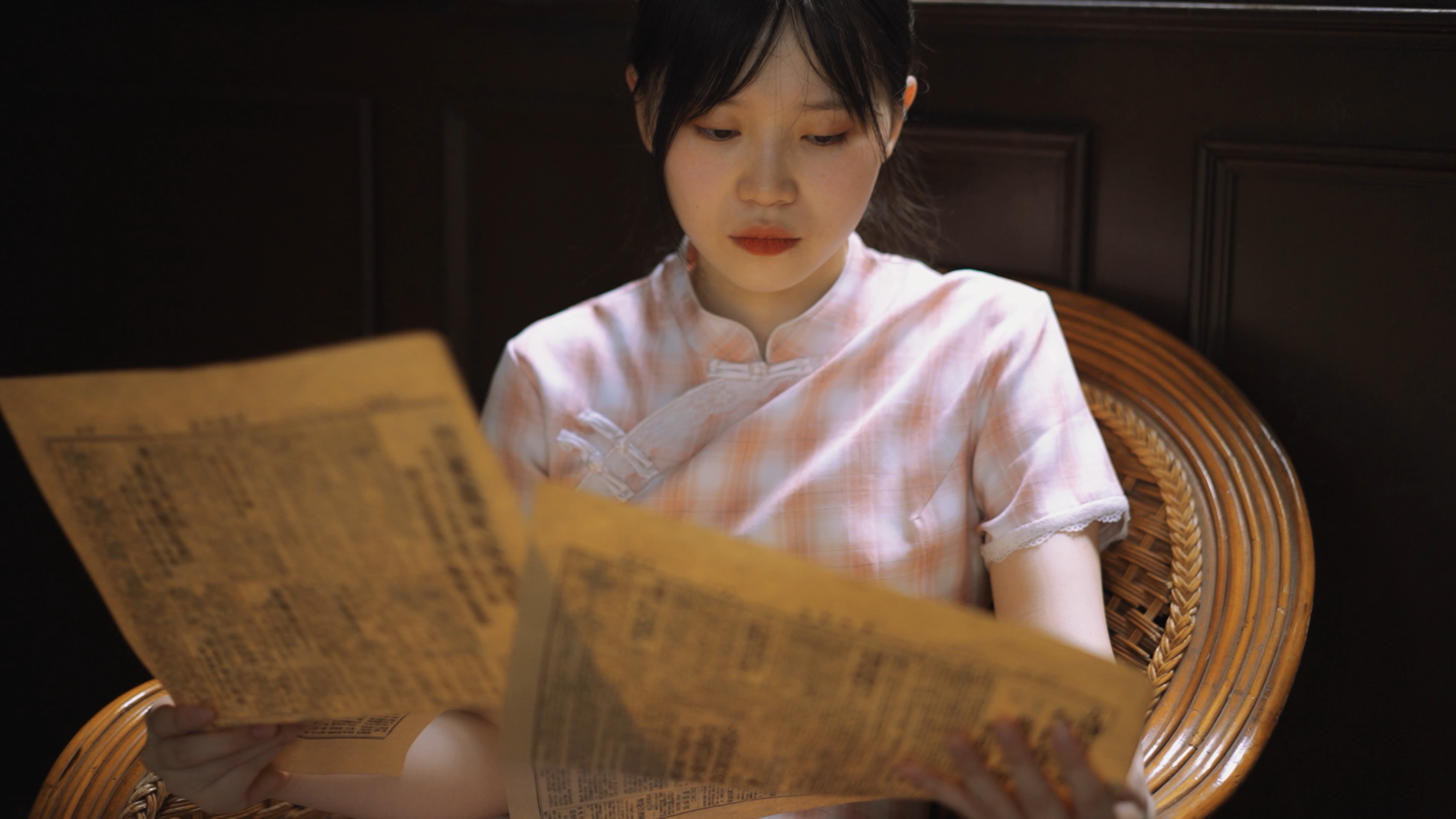4k中国风民国风旗袍美女休闲看报纸视频的预览图