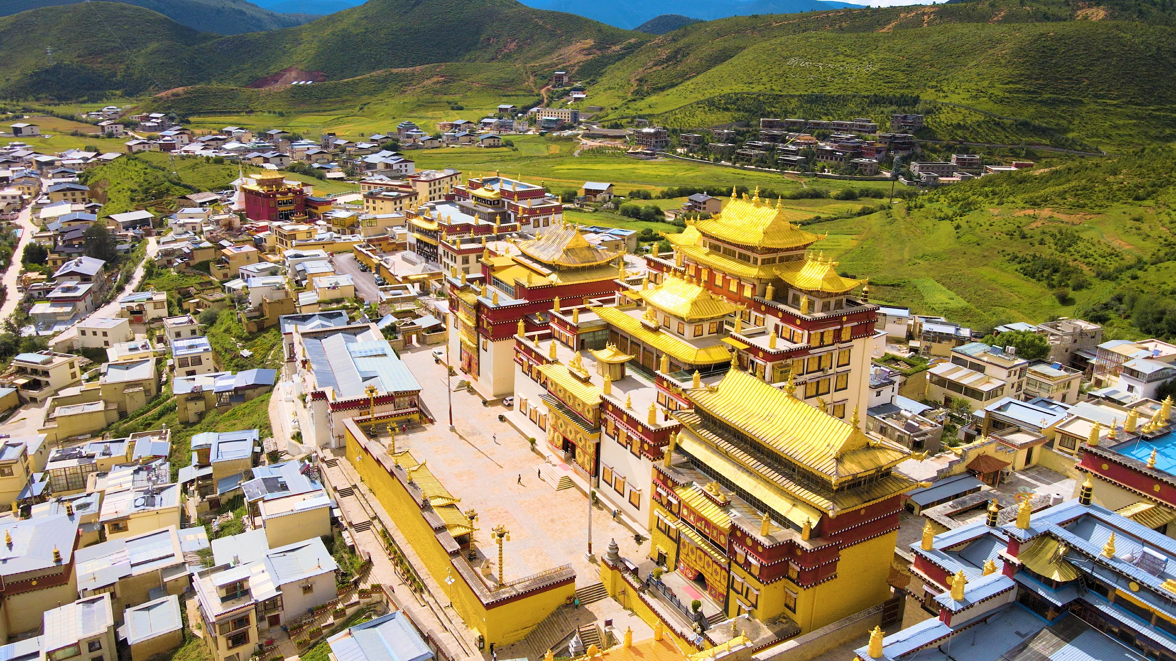 4K航拍云南噶丹松赞林寺全景风光视频的预览图