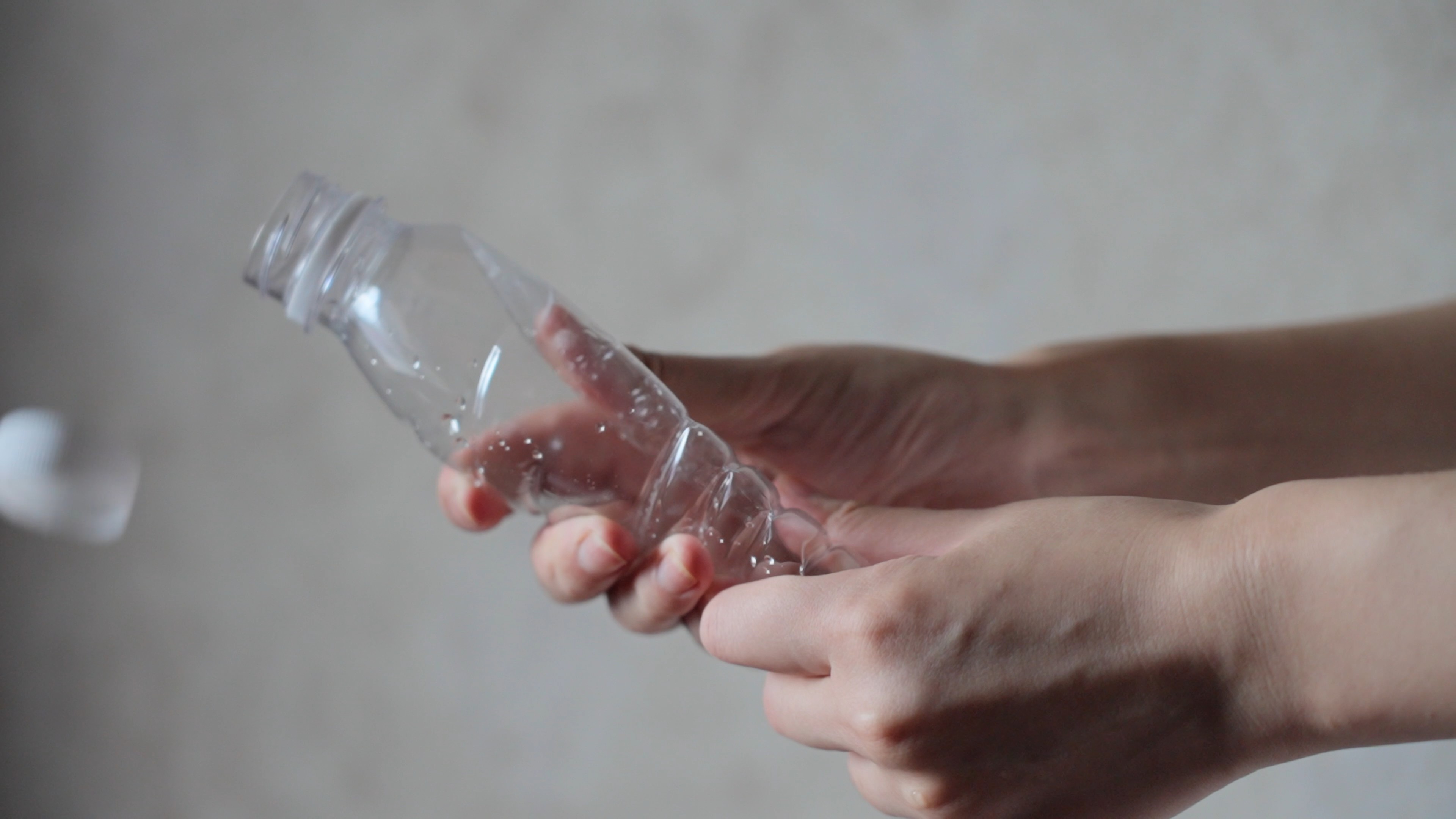 4k捏矿泉水瓶捏扁塑料瓶子解压实拍视频的预览图