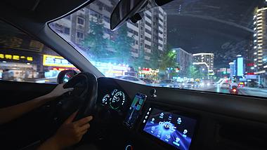 4k城市街道晚上开车司机握方向盘驾驶实拍视频的预览图