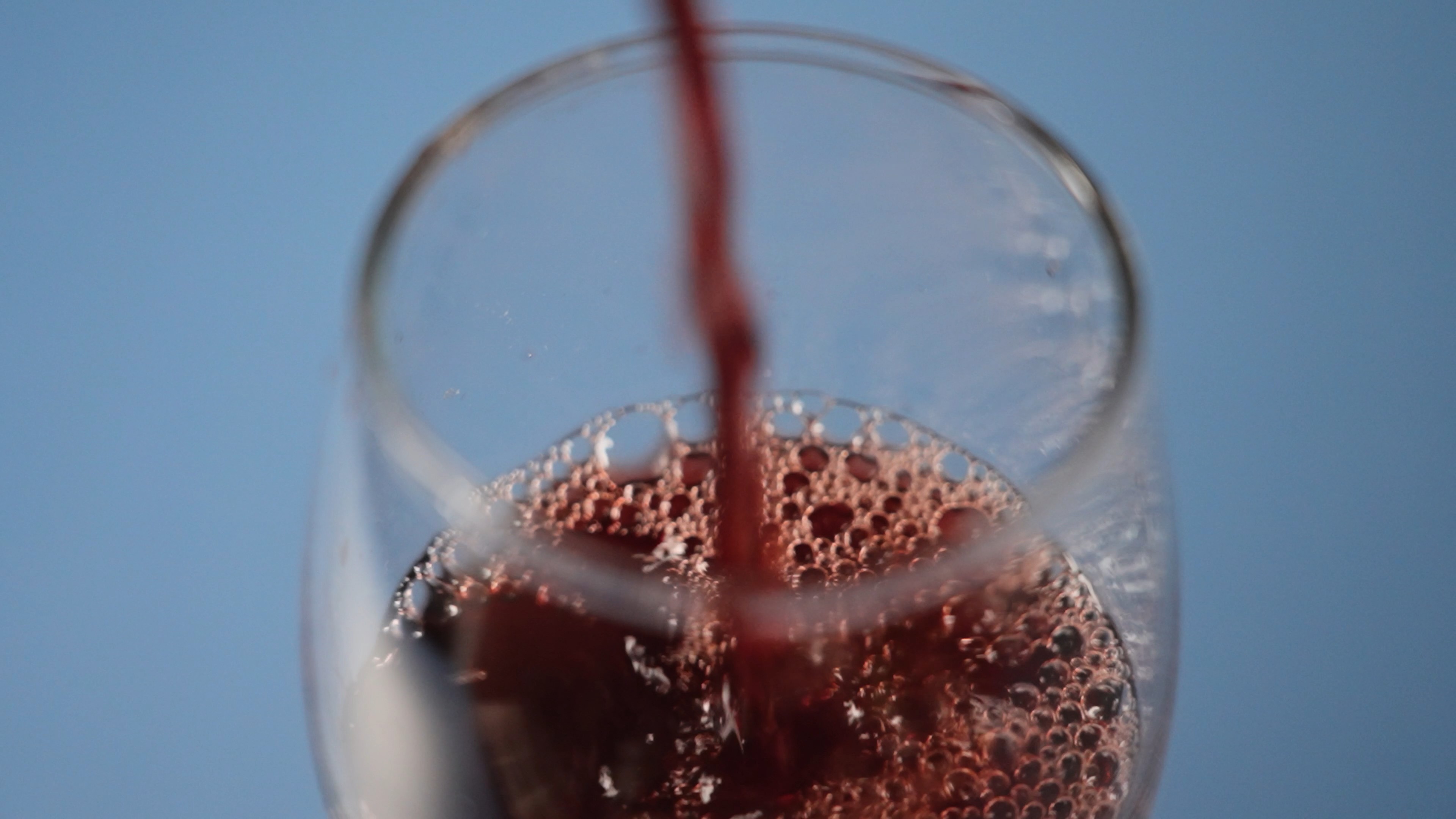 4k倒红酒入杯酒水泡沫红酒广告宣传视频的预览图