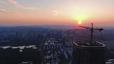 4K航拍城市吊塔日落晚霞视频的预览图
