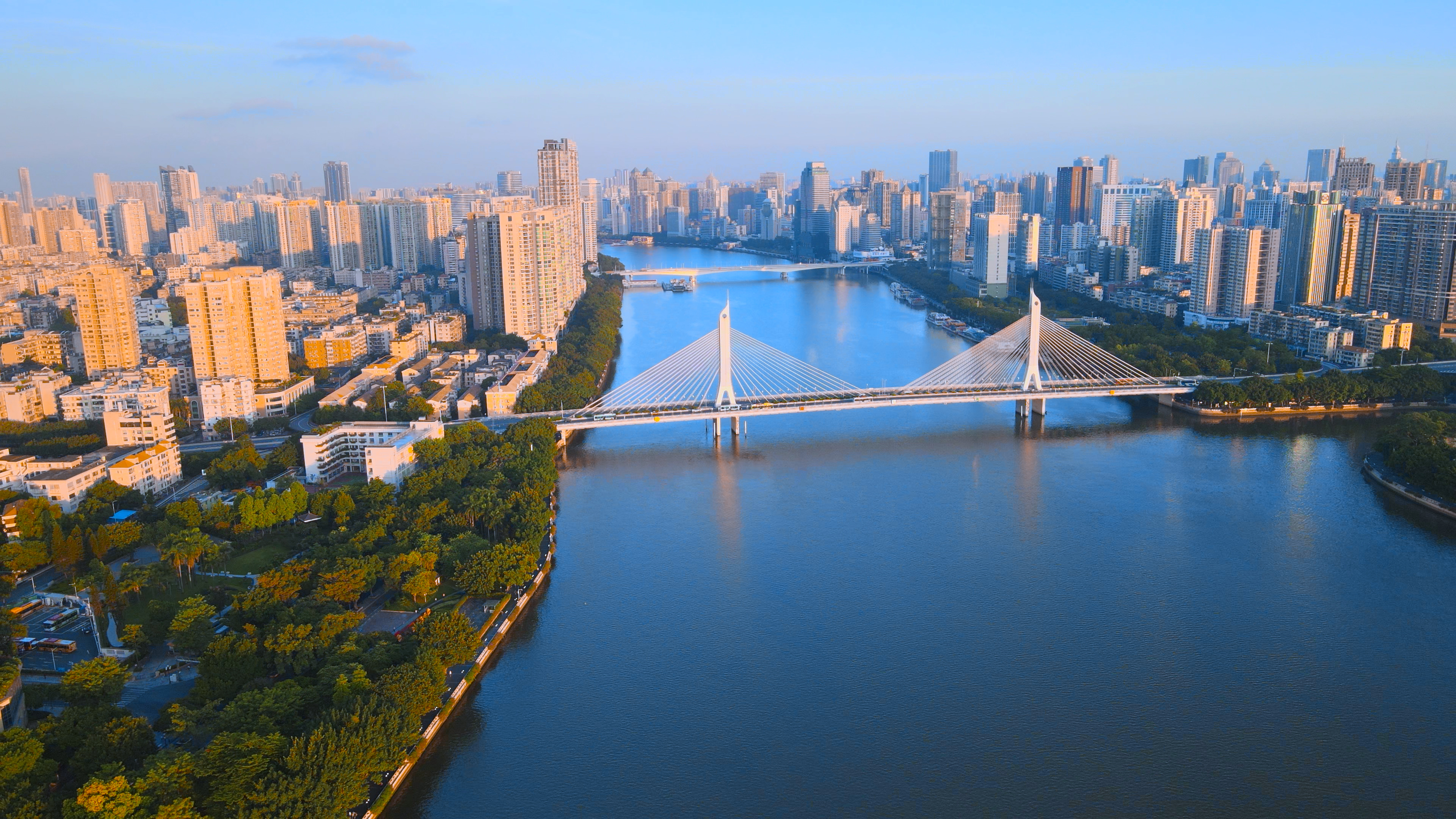 4K航拍广州海印大桥城市群日出晨光视频的预览图