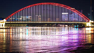 4K武汉城市地标晴川桥夜景实拍视频视频的预览图