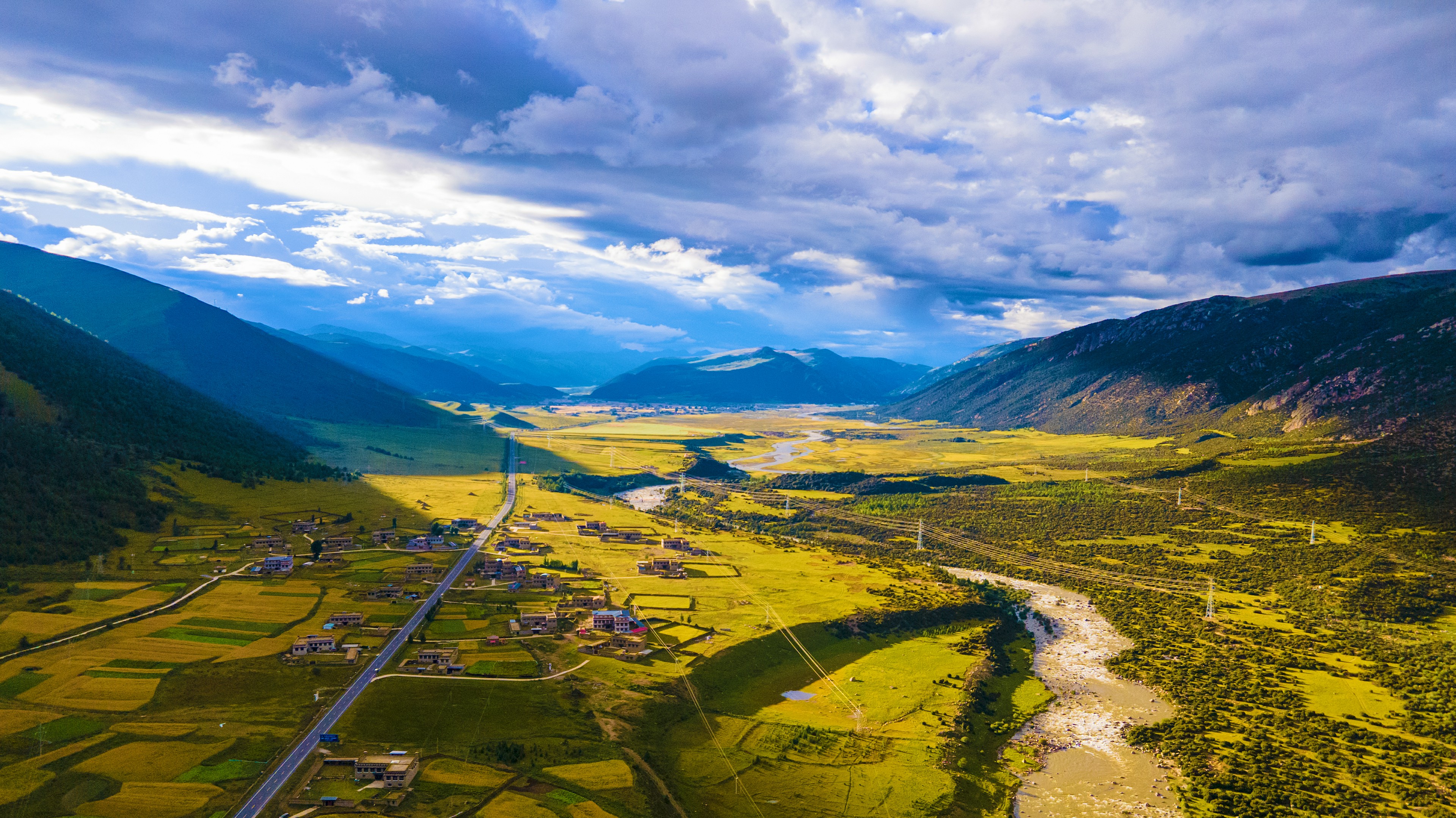 4K壮观甘孜高原山川天空自然风光延时视频的预览图