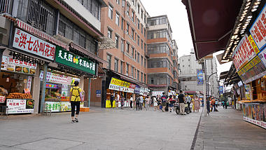 4K武汉城市地标户部巷美食街延时实拍视频视频的预览图