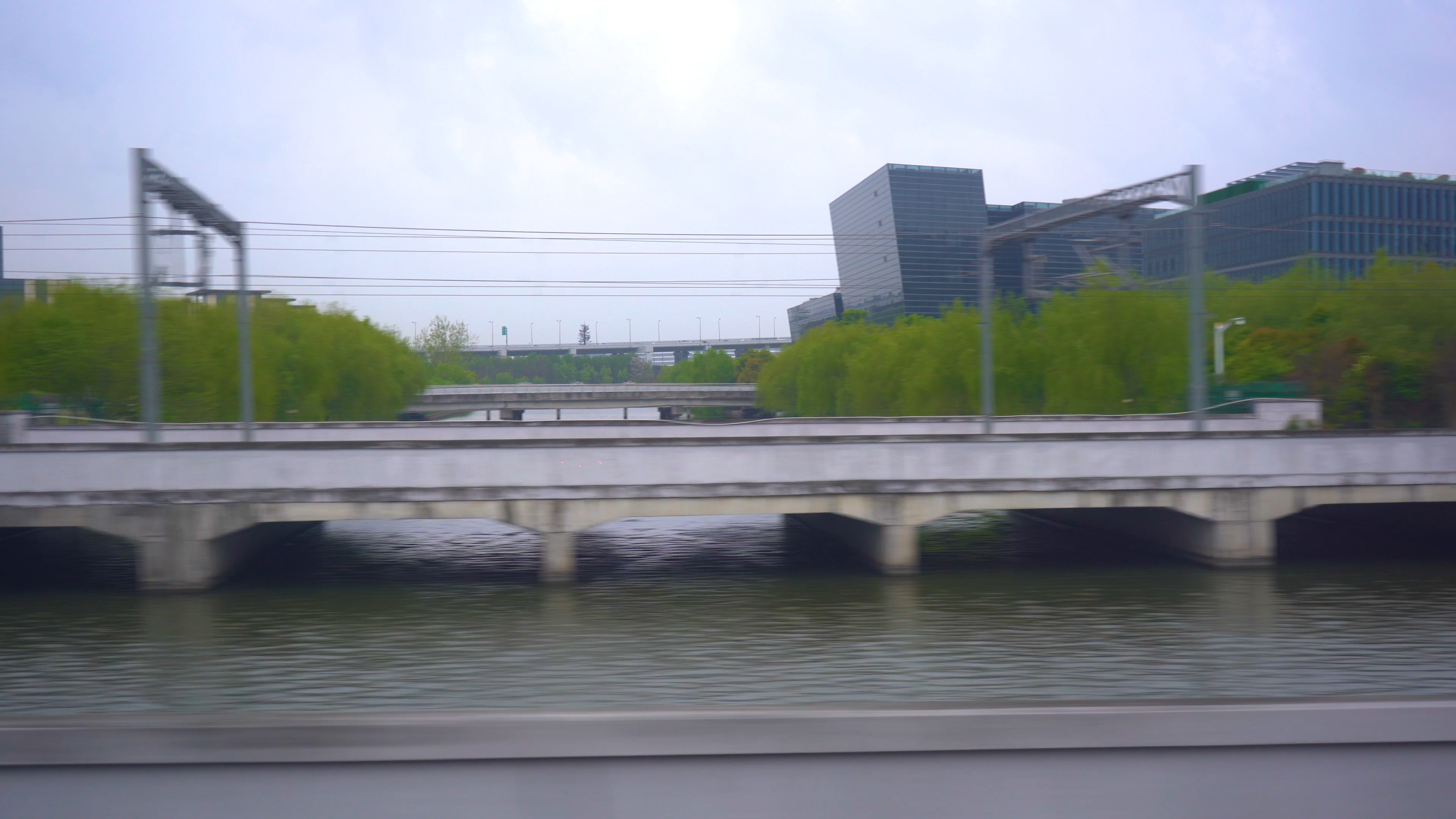 4K实拍高铁出行远离城市视频的预览图
