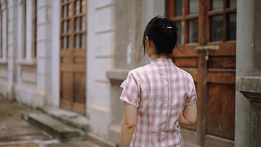 4K复古民国旗袍美女走路中国风人物人像视频的预览图