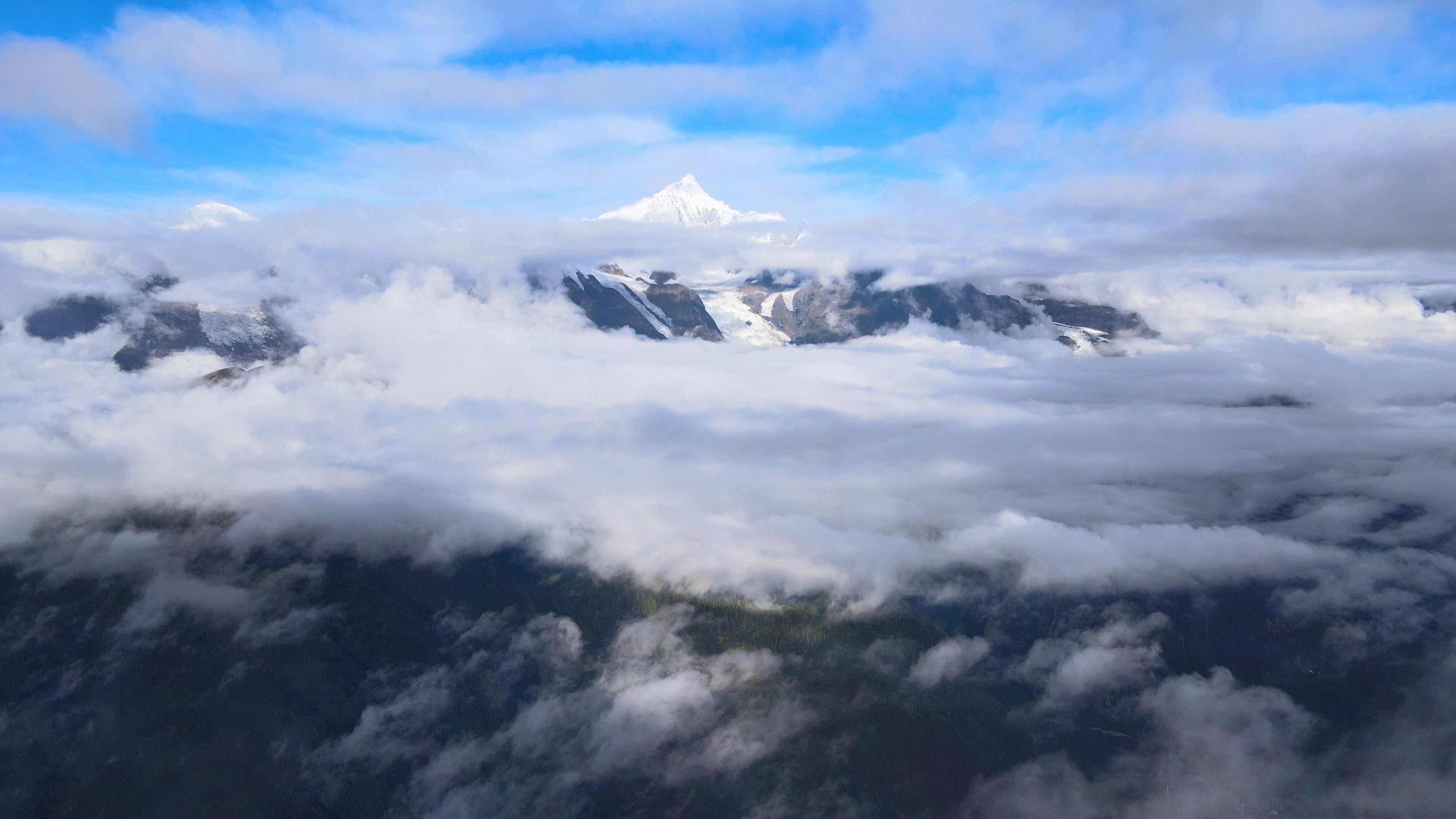 4K航拍云南美景梅里雪山云雾缭绕风光视频的预览图