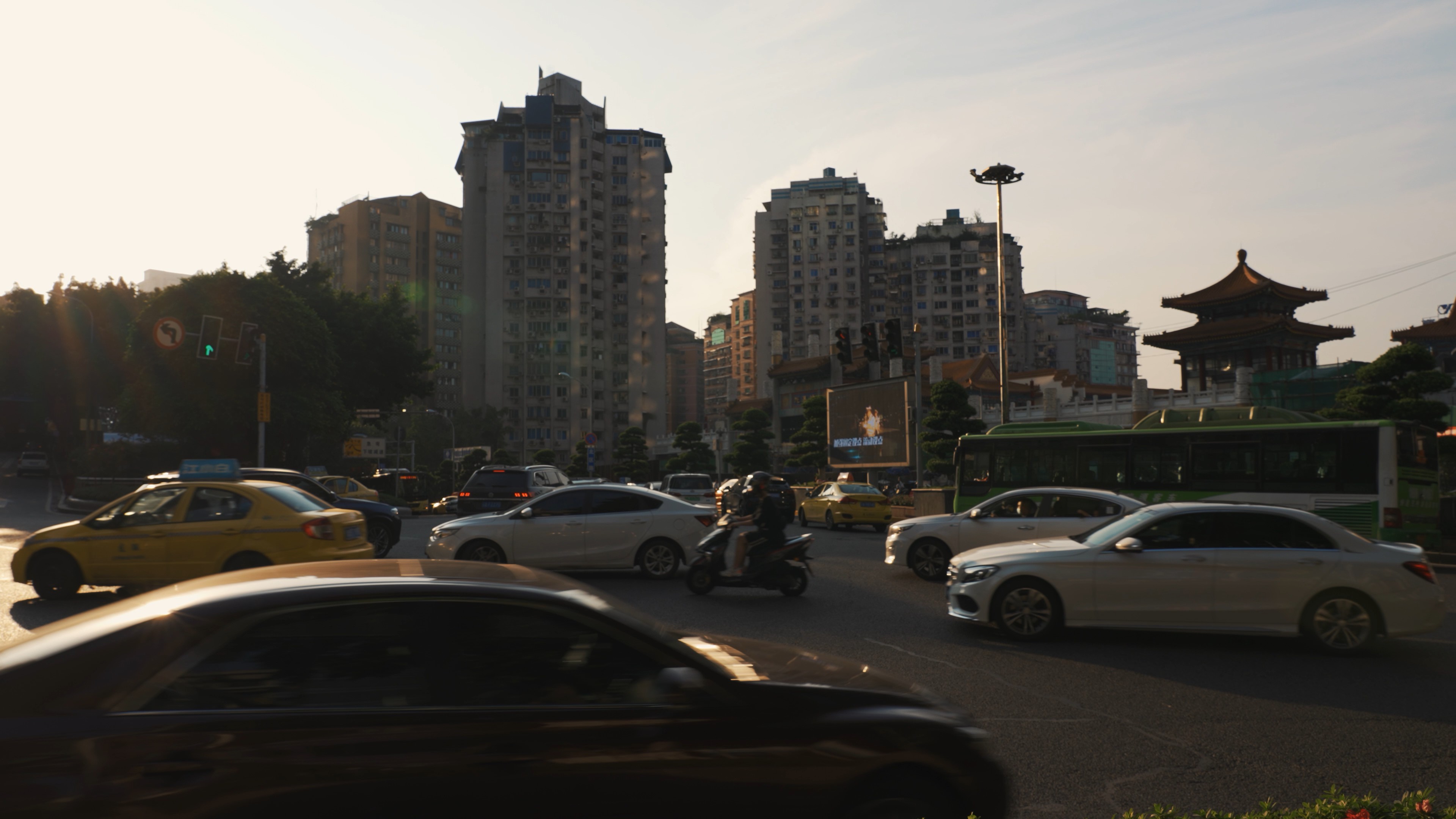 4k城市路口清晨早高峰车流交通车水马龙视频的预览图