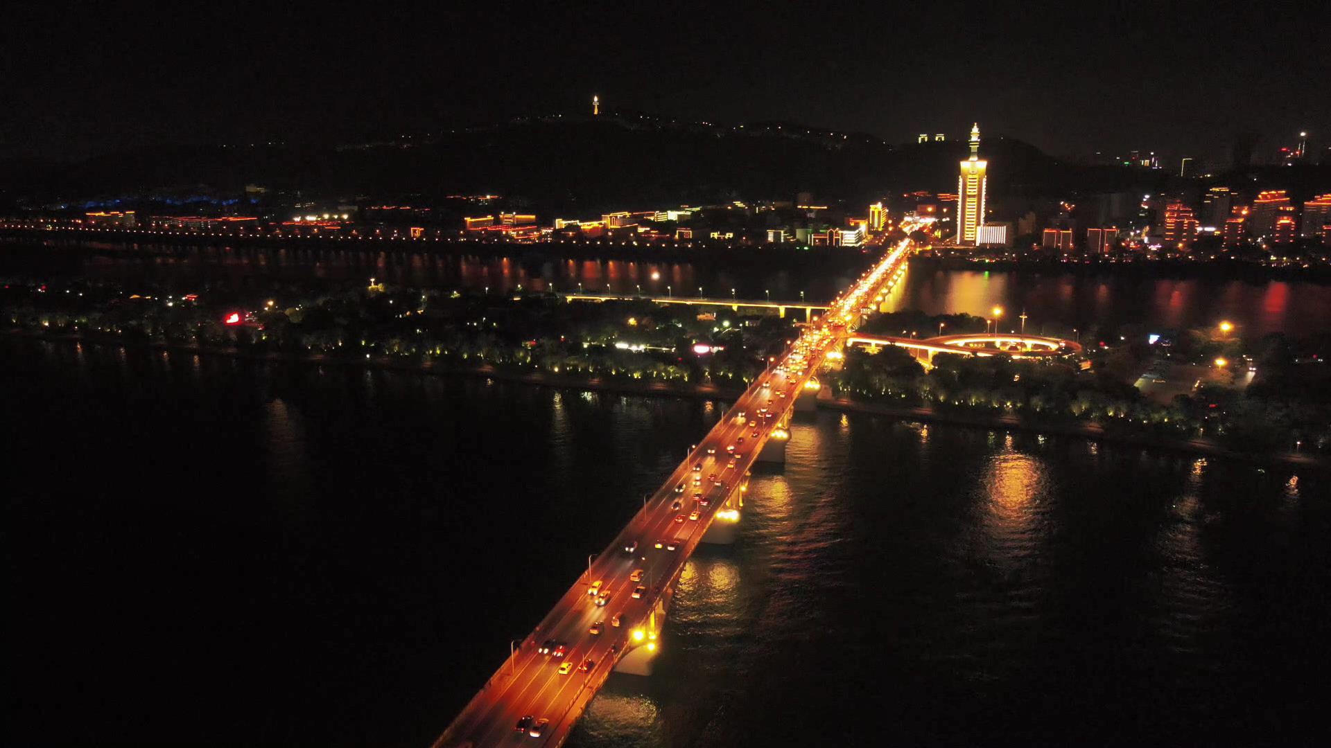 4K航拍湖南长沙橘子洲大桥夜间交通视频的预览图
