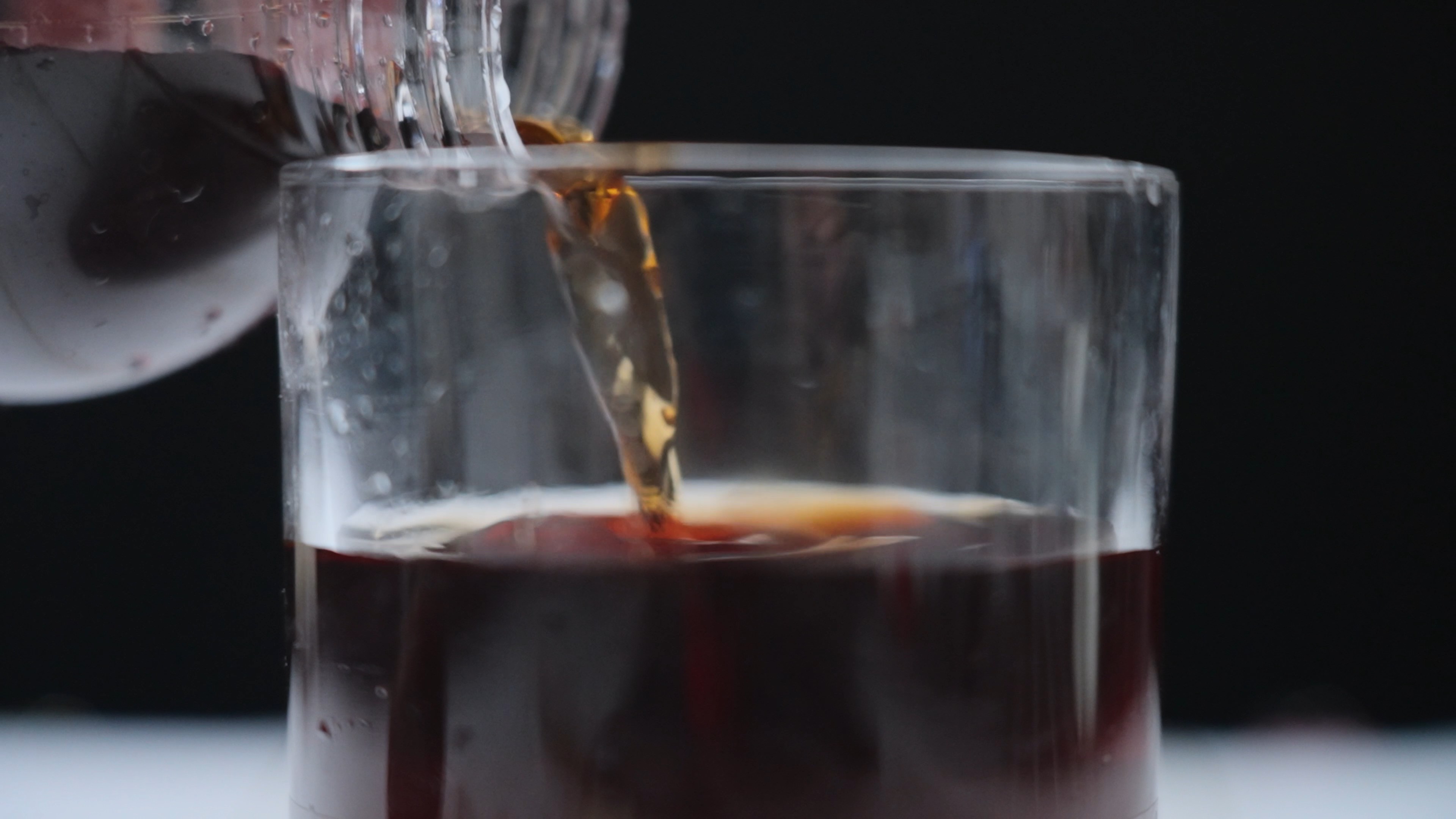 4k升格黄酒倒入玻璃杯倒酒实拍广告宣传视频的预览图