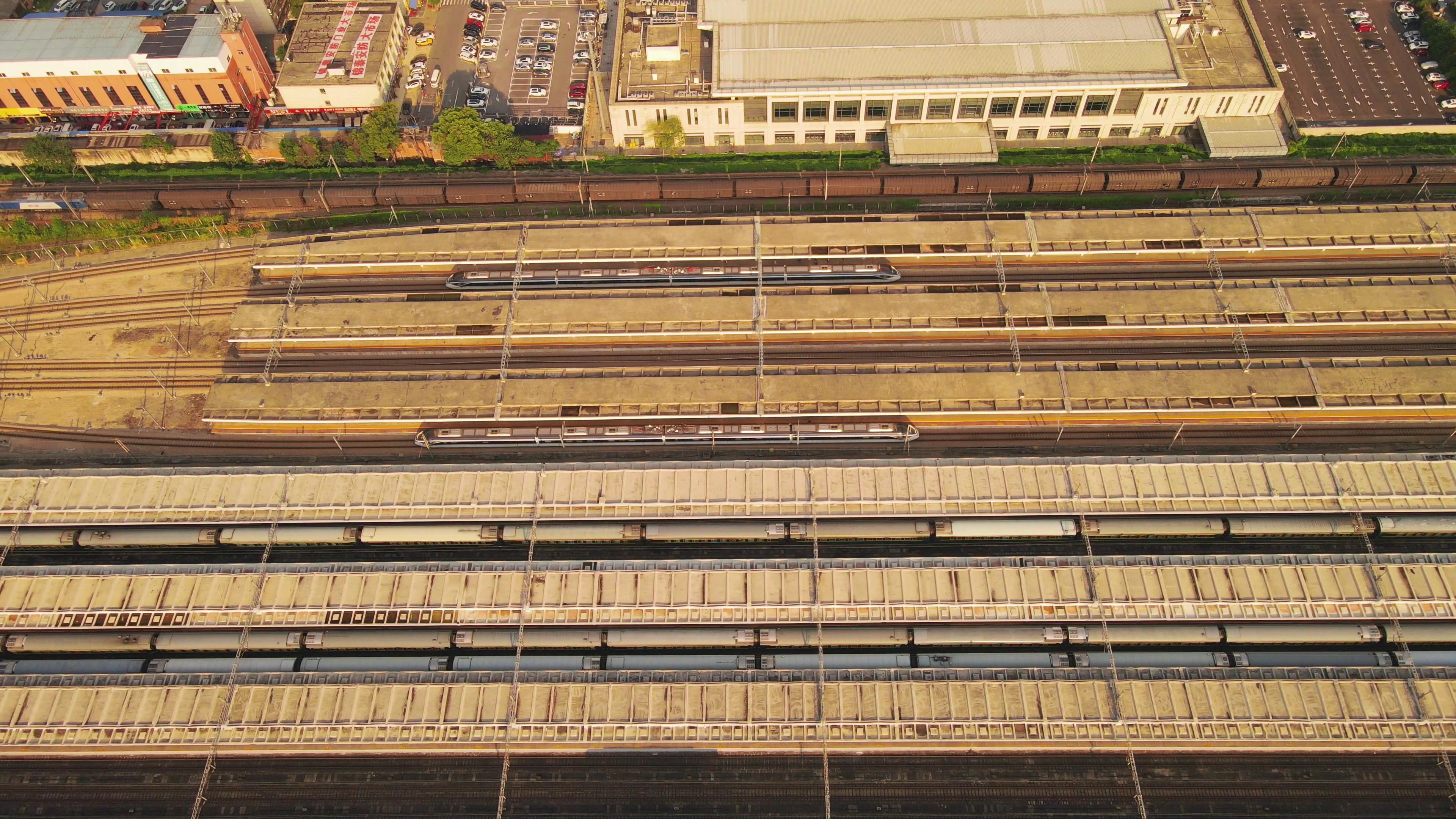 4K航拍火车站站台交通视频的预览图