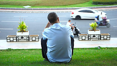4K实拍孤独感意境老人坐在公园草坪上视频的预览图