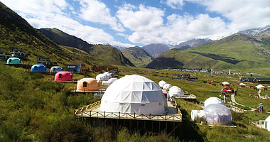 新疆天山景区露营4K航拍视频的预览图