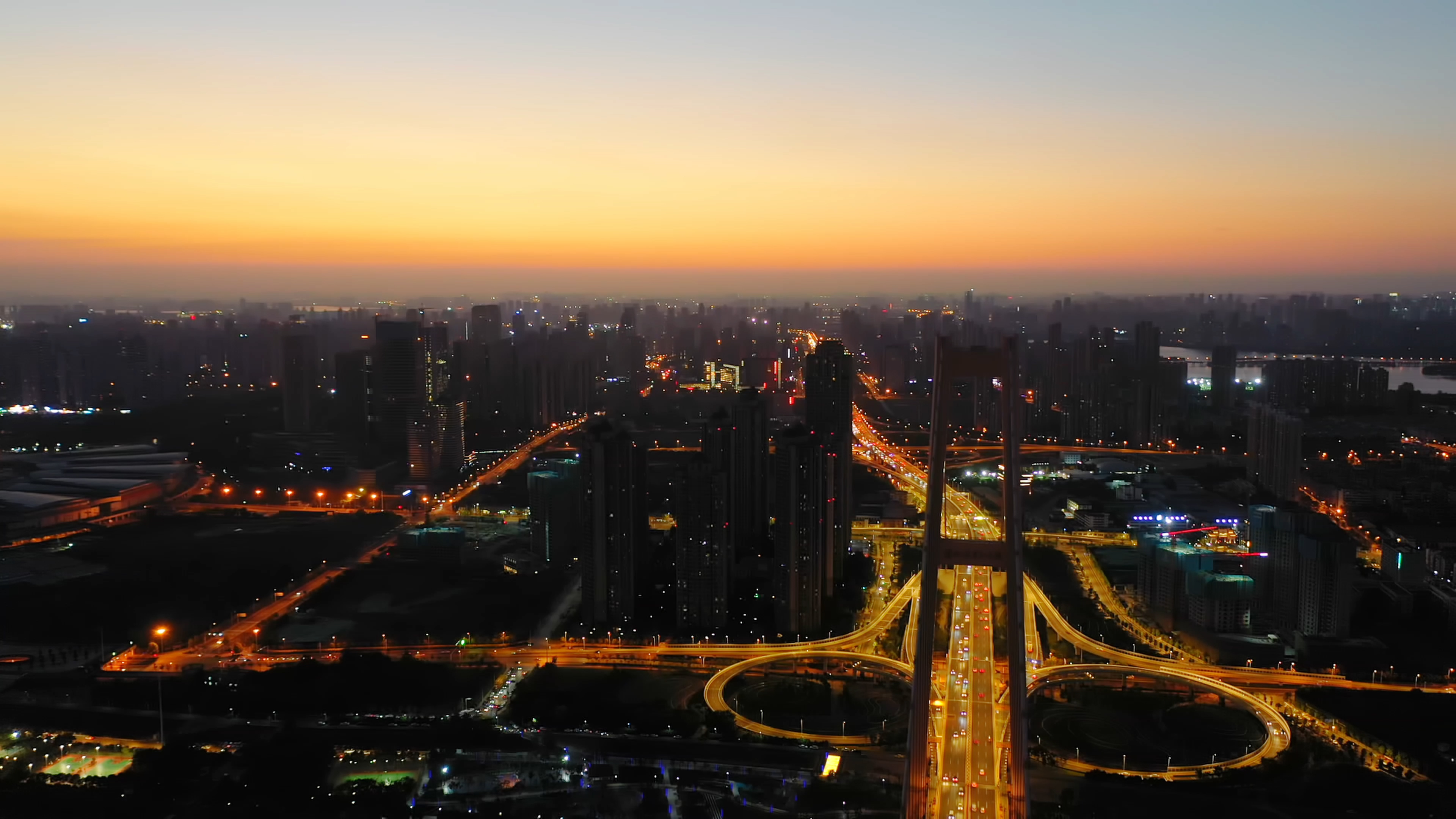 4K武汉城市天际线日落大气航拍实拍视频视频的预览图