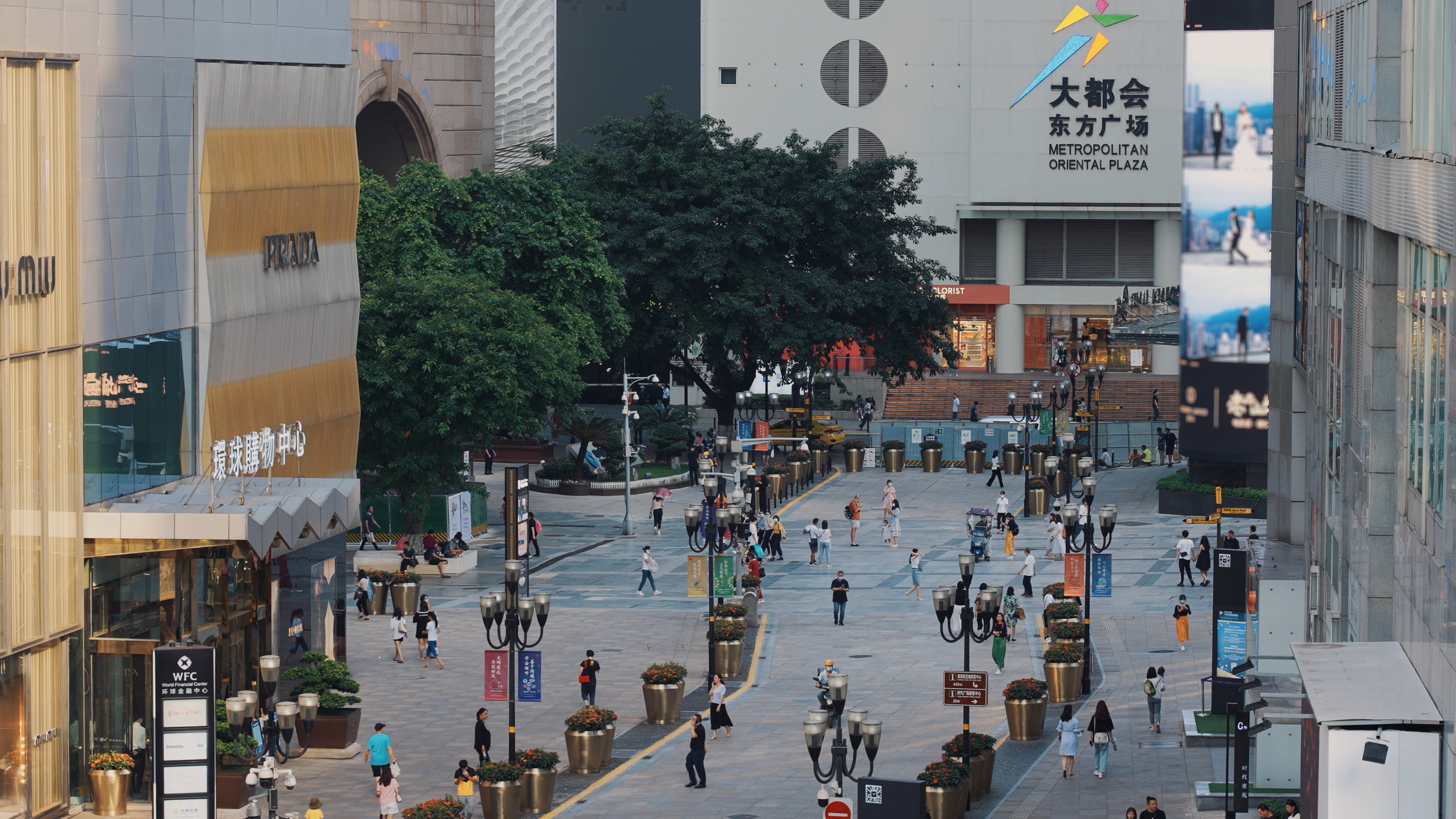 4k重庆市中心商业步行街人流街景实拍视频的预览图