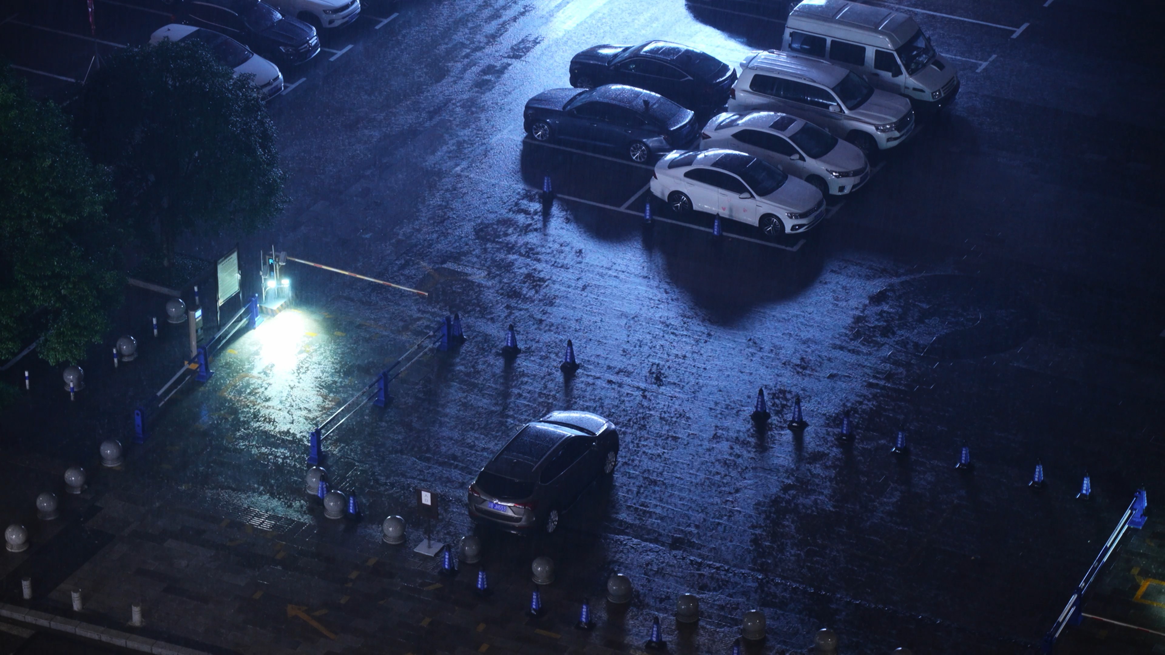 4k停车场夜晚打雷闪电大暴雨下雨实拍视频的预览图