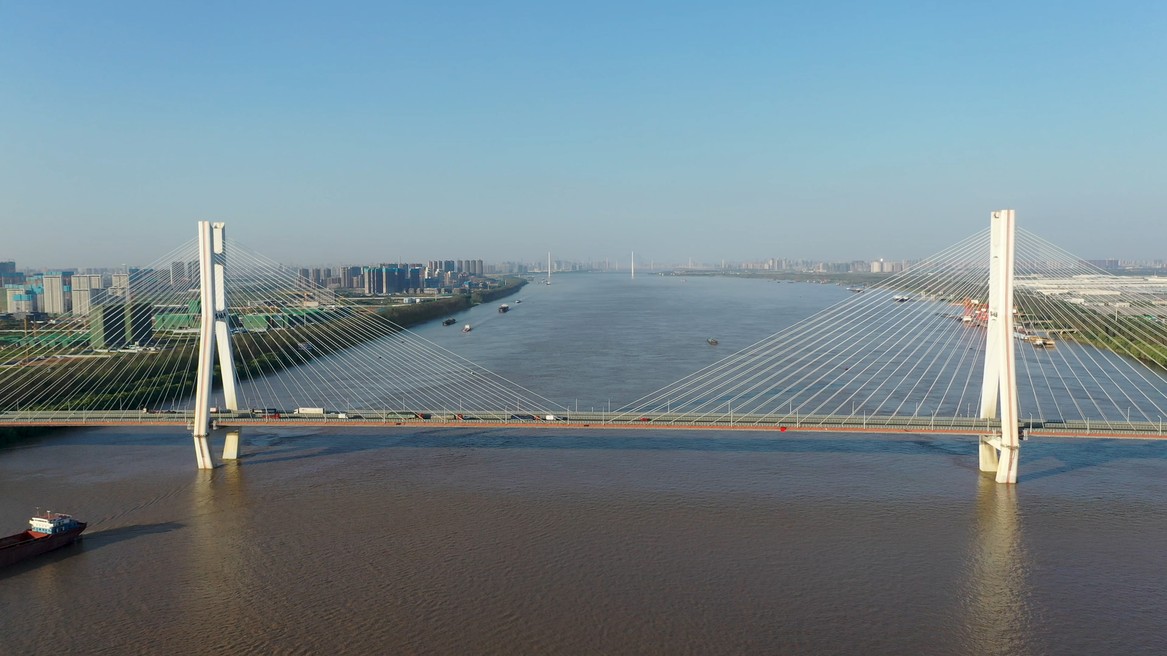 4K武汉城市建筑地标军山大桥航拍实拍视频视频的预览图