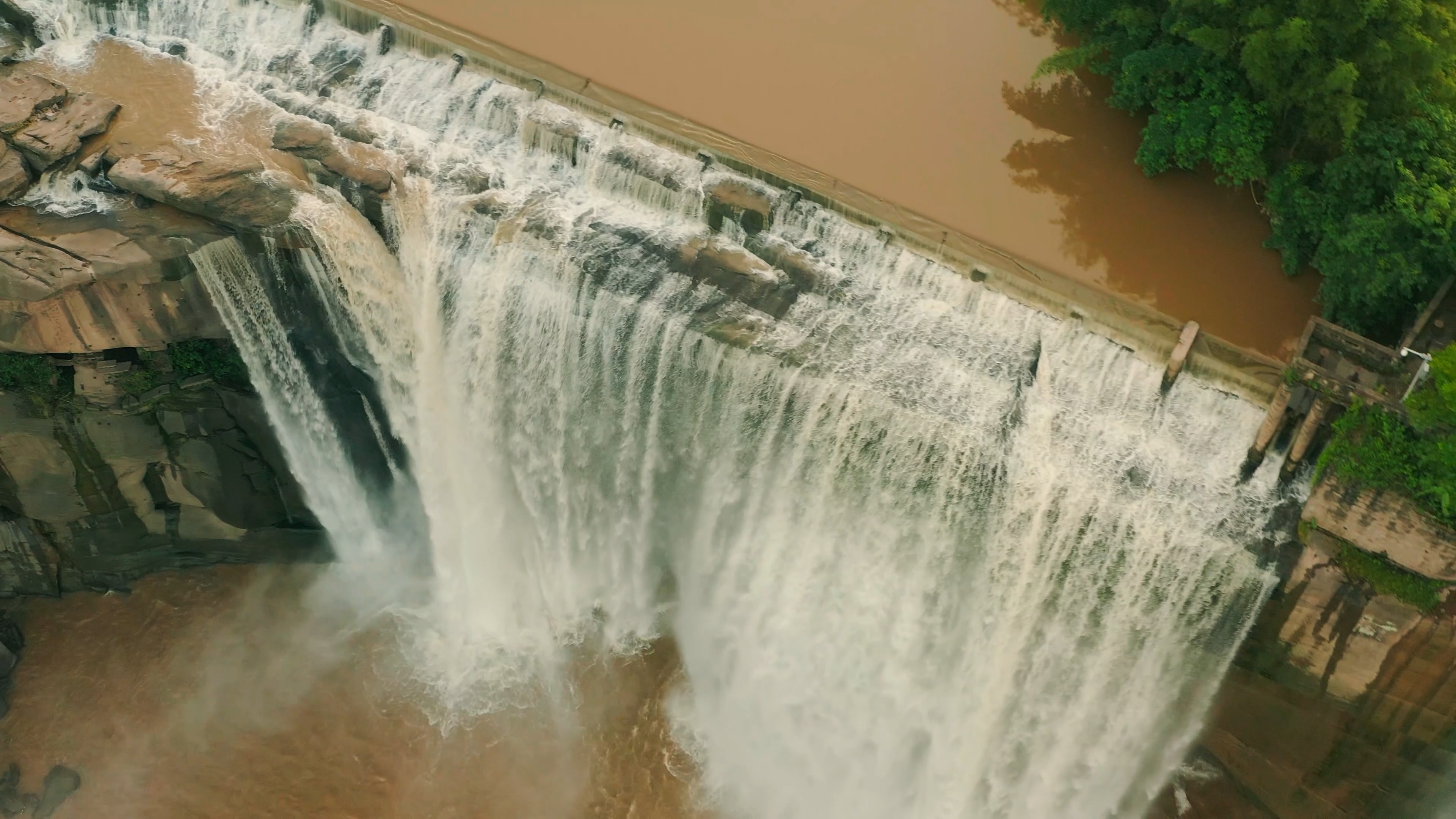4k航拍瀑布湍急水流自然风光自然风景视频的预览图